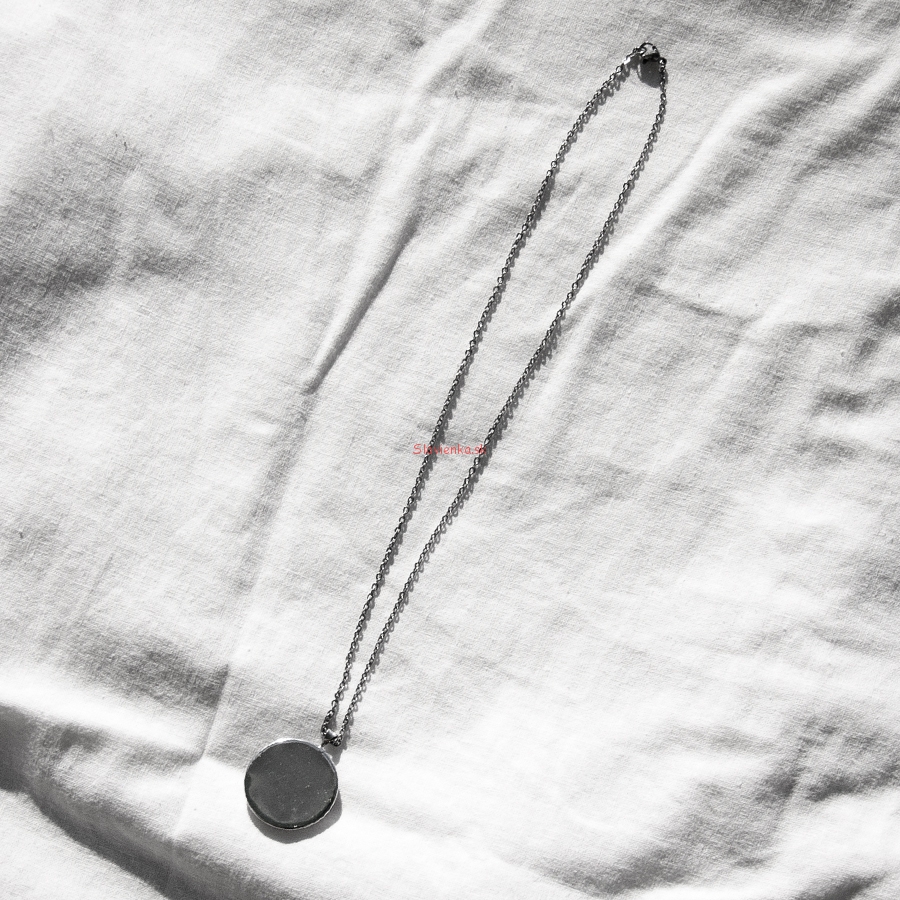 Nahrdelnik-s-retiazkou-45cm-platina,-zadna-strana,-krasne-privesky,-ludove-motivy,-slovienka.sk