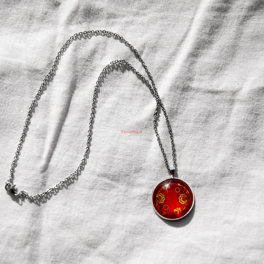 Nahrdelnik-s-retiazkou,-ludovy-motiv,-kvety-chochloma,-privesok,-sperk,-slovienka.sk