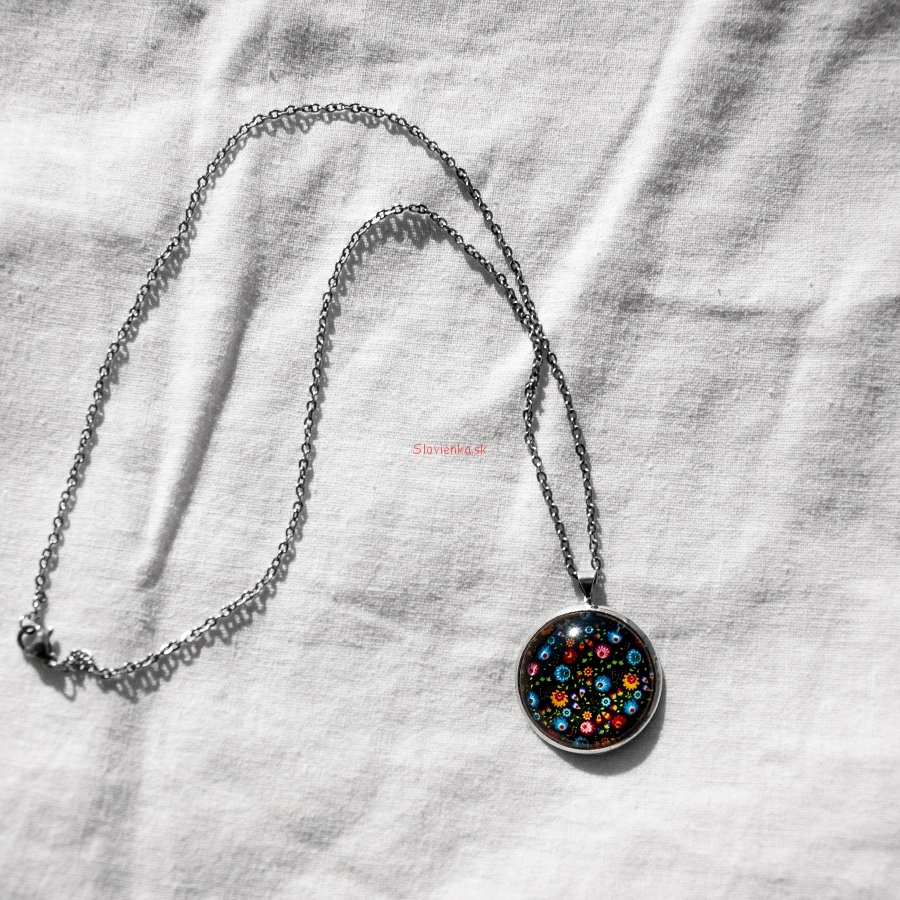 Nahrdelnik-s-retiazkou,-ludovy-motiv,-kvety-,-privesok,-sperk,-slovienka.sk