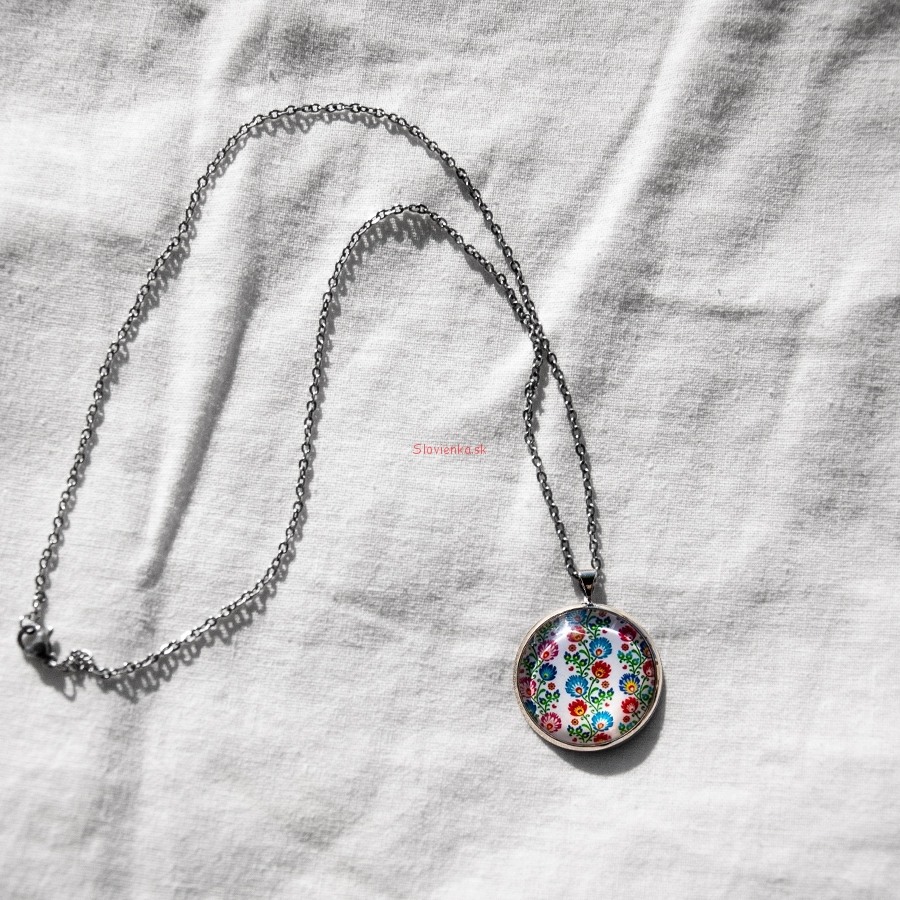 Nahrdelnik-s-retiazkou-platina,-ludovy-motiv,-kvety2-,-privesok,-sperk,-slovienka.sk