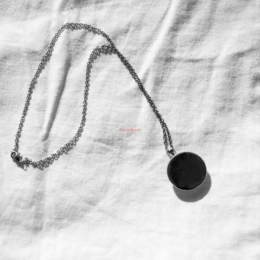 Nahrdelnik-s-retiazkou-platina,-zadna-strana,-krasne-privesky,-ludove-motivy,-slovienka.sk